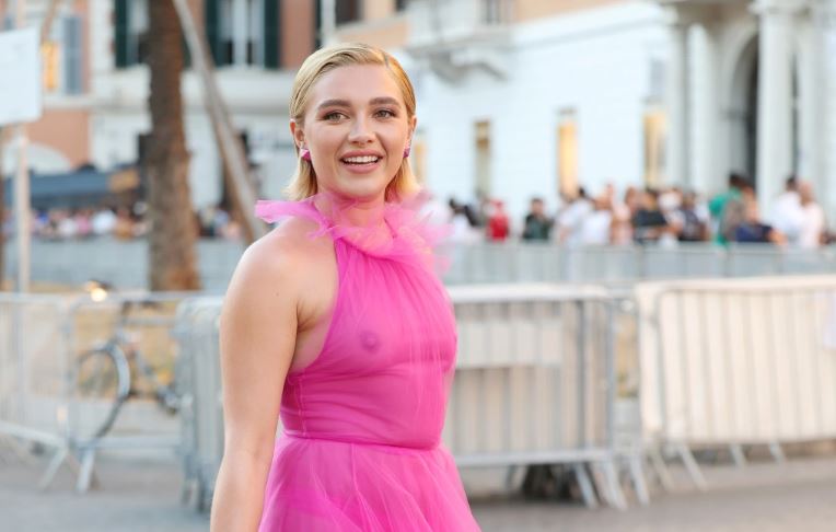 Florence Pugh en la semana de la alta costura en Valentino